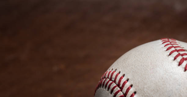 engrenagem de beisebol vintage em um fundo de madeira - baseball baseballs sport close up - fotografias e filmes do acervo