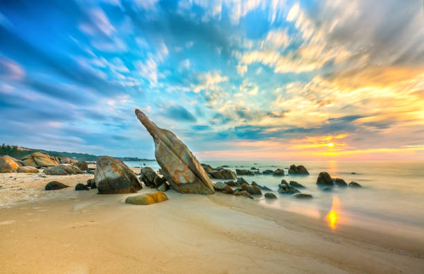 spiaggia di rocce vulcaniche all'alba - long exposure rock cloud sky foto e immagini stock