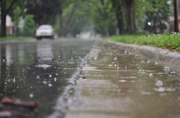 雨の中に道路の表面の様子 - non urban scene landscape sky flood ストックフォトと画像