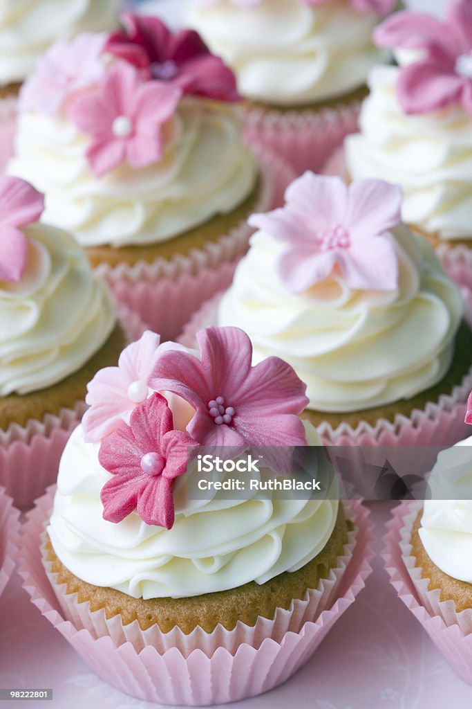 cupcakes de bodas - Foto de stock de Al horno libre de derechos