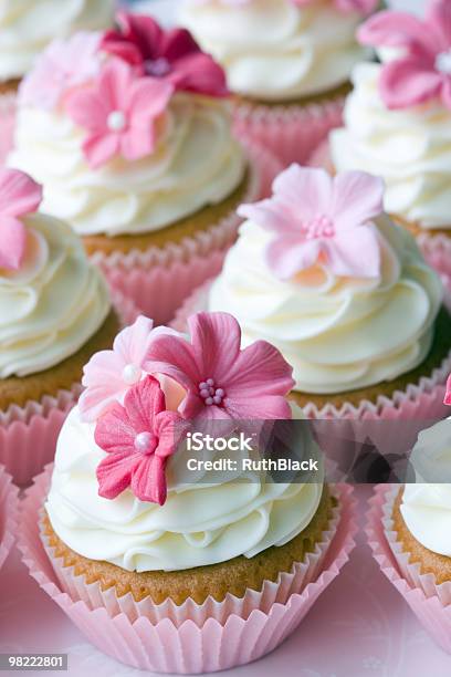 Cupcakes De Bodas Foto de stock y más banco de imágenes de Al horno - Al horno, Alcorza, Alimento