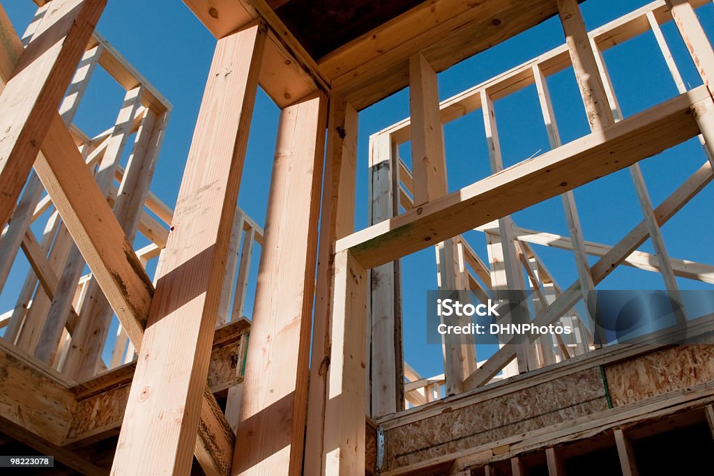 Construção de uma casa de dois andares - Foto de stock de Armação de Construção royalty-free