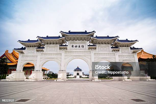 Foto de Praça Da Liberdade e mais fotos de stock de Memorial de Chiang Kaishek - Memorial de Chiang Kaishek, Arco - Característica arquitetônica, Bandeira