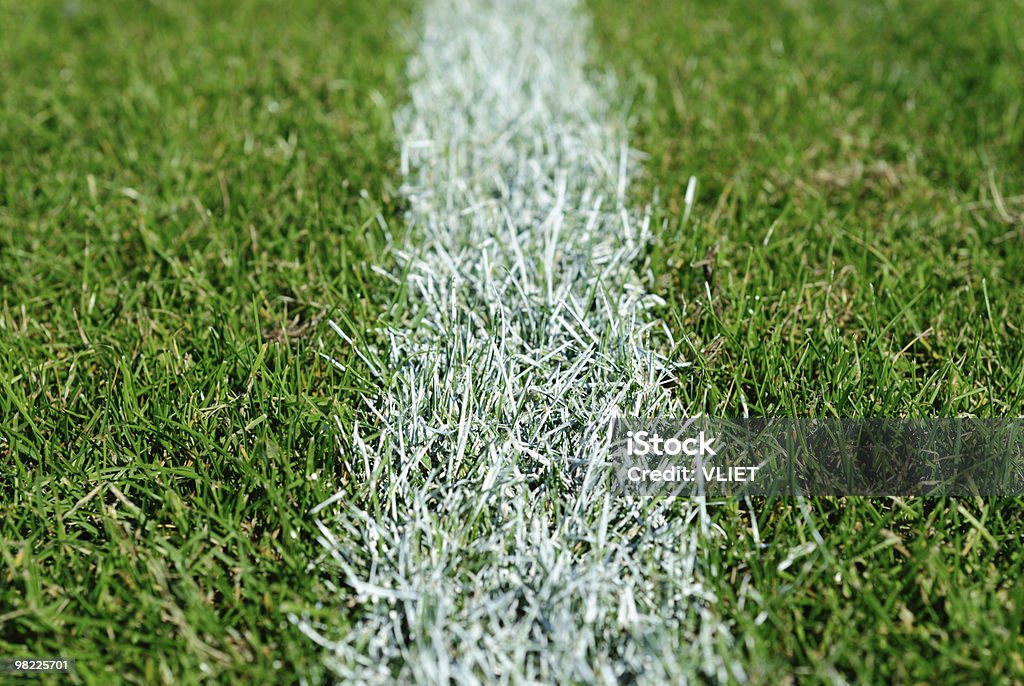 Des lignes blanches sur le terrain de sport sur gazon - Photo de Blanc libre de droits