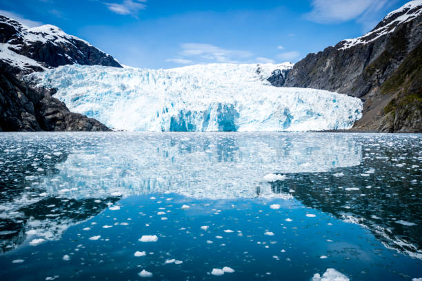 fjord en gletsjer - foto’s van aarde stockfoto's en -beelden