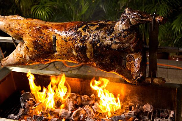 de l'agneau rôti à la broche sur - spit photos et images de collection