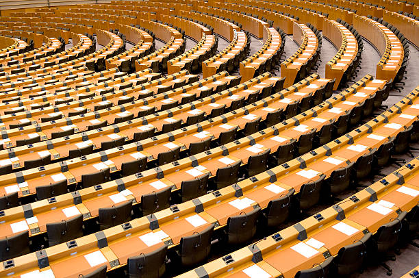 leere aula sitz des europäischen parlaments in brüssel - regierung fotos stock-fotos und bilder