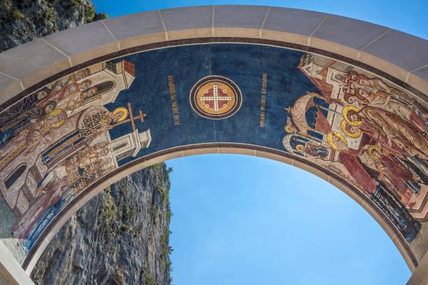 sinal-arco no monastério de ostrog, montenegro - ostrog - fotografias e filmes do acervo