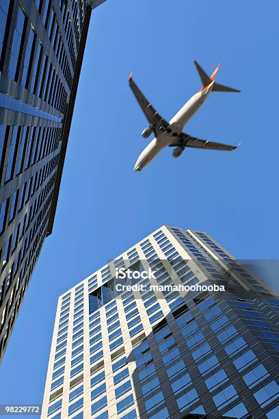 北京 着陸飛行機の上を飛び越える建物 - アジア大陸のストックフォトや画像を多数ご用意 - アジア大陸, オフィスビル, カラー画像