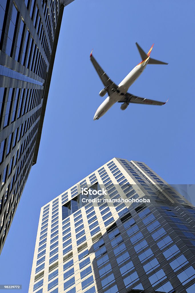 Пекин: Посадку самолет летит над здания - Стоковые фото Азия роялти-фри