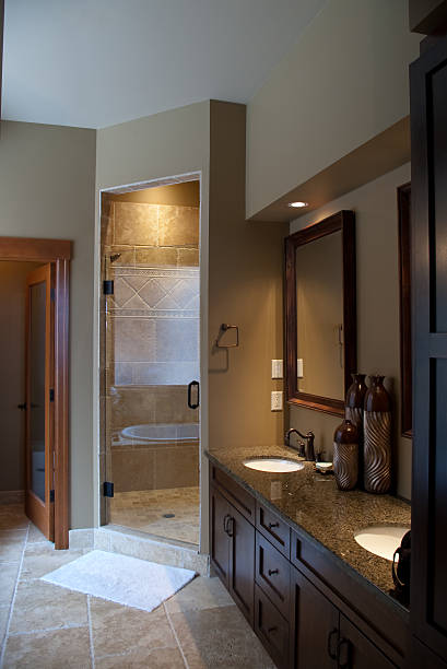 master ensuite casa de banho com duche - door symmetry wood hotel imagens e fotografias de stock