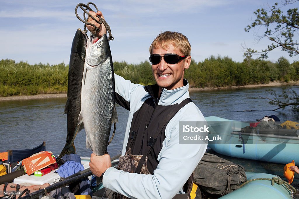 Pescador segurando um novo Apanhar Peixes - Royalty-free Adulto Foto de stock