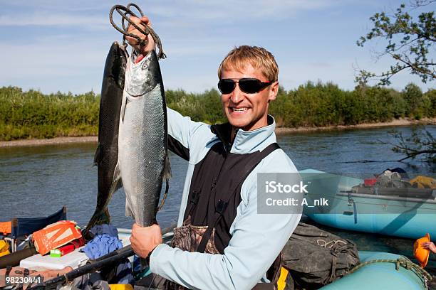 Pescador Segurando Um Novo Apanhar Peixes - Fotografias de stock e mais imagens de Adulto - Adulto, Ao Ar Livre, Apanhar - Atividade Física