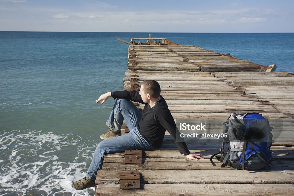Mann sitzt auf dem pier - Lizenzfrei Abwarten Stock-Foto