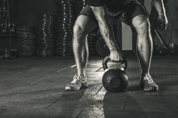 kettlebell training im fitness-studio. - kugelhantel stock-fotos und bilder