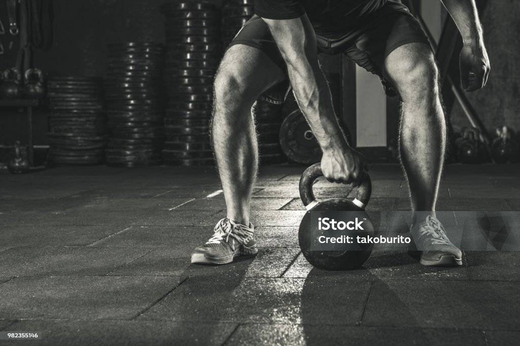 kettlebell entrenamiento en gimnasio. - Foto de stock de Entrenamiento combinado libre de derechos