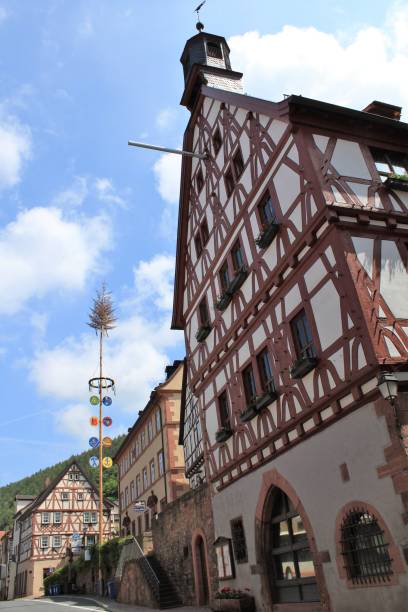 town hall and maypole in freudenberg am main - baudenkmal imagens e fotografias de stock