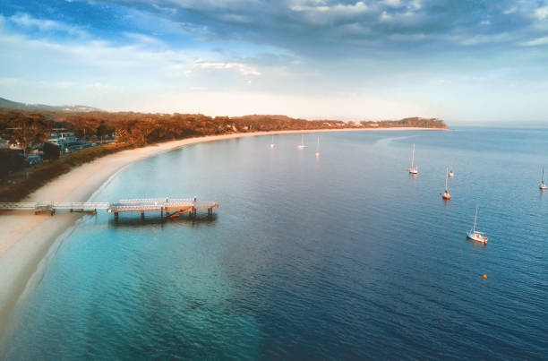 lumière matinale à shoal bay avec pier - port stephens new south wales australia coastline photos et images de collection