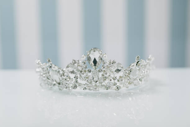 tiara für die braut auf einem weißen hintergrund - princess crown tiara prom stock-fotos und bilder