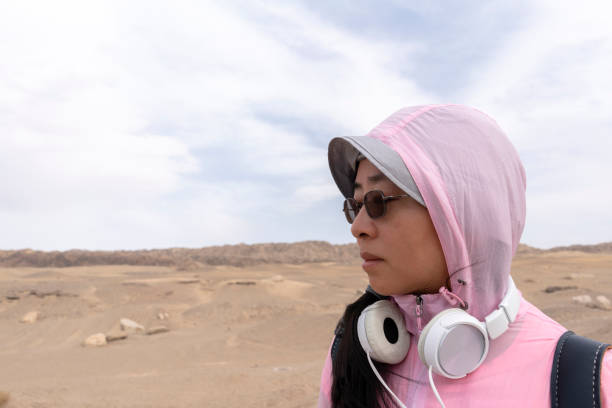 kobieta turystka zwiedzająca na pustyni gobi - sand dune audio zdjęcia i obrazy z banku zdjęć