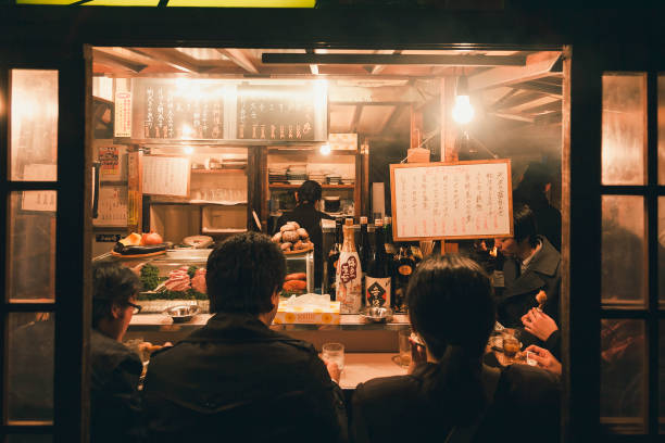 yatai fukuoka'nın gıda kalabalık insanlar şehir gece hayatı duruyor. - yakitori stok fotoğraflar ve resimler