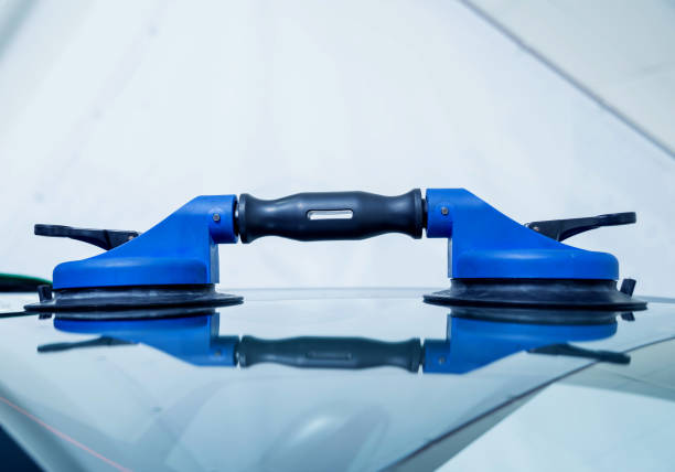 istock Automotive glazier equipment for replace windscreen. In auto service station garage. 982382534
