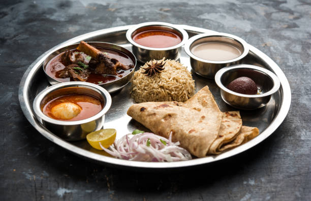 motton thali oder gosht/lamm-platte ist indisch/asiatische gemüse mittag-/abendessen menü besteht aus fleisch, ei-curry mit chapati, reis, salat und süßes gulab jamun - non veg stock-fotos und bilder