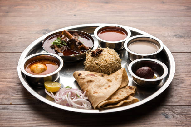 моттон тали или гошт / агнец блюдо индийский / азиатский не овощи обед / ужин меню состоит из мяса, яйцо карри с чапати, рис, салат и сладкий гу� - non veg стоковые фото и изображения