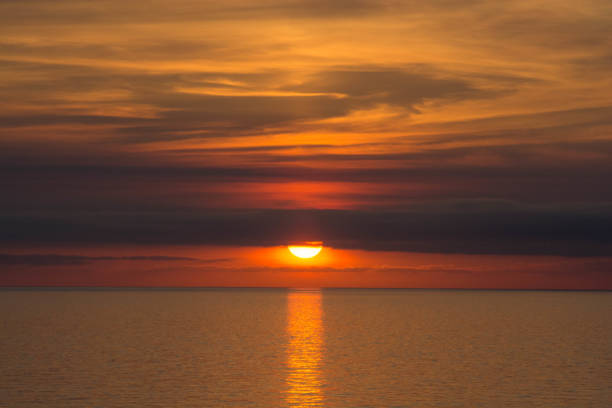 istock Shining sea at dusk 982419750