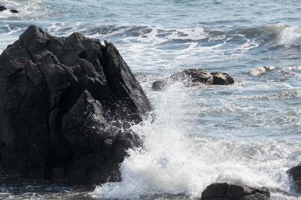 istock Waves Splashing In Sea 982419894