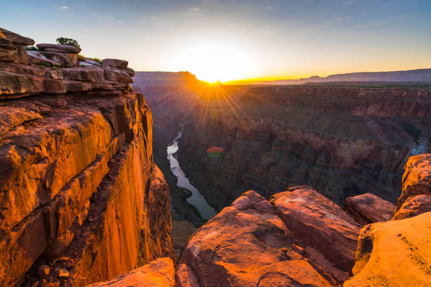 malerische aussicht toroweap overlook bei sonnenaufgang im north rim, grand canyon national park, arizona, usa. - grand canyon stock-fotos und bilder