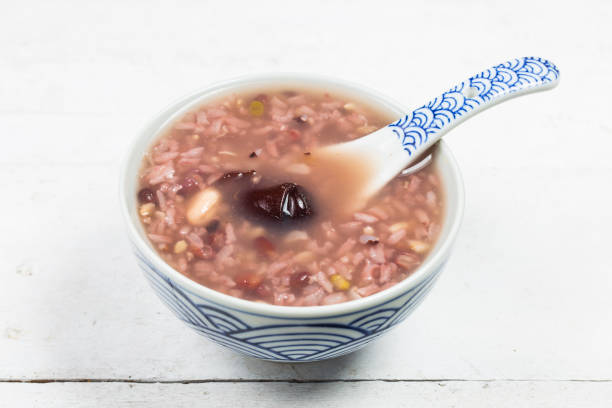 otto congee del tesoro sul tradizionale porridge festivo cinese, - almond bowl ceramic food foto e immagini stock