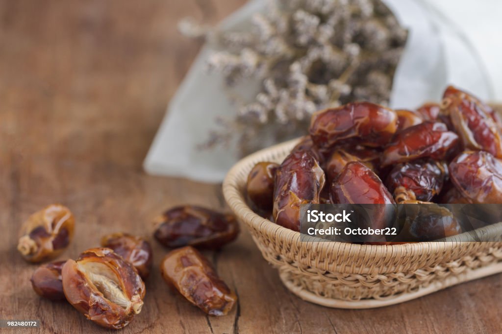 Khalas tanggal telapak tangan pada keranjang kayu di tampilan samping dengan ruang copy di meja kayu untuk latar belakang. Buah kurma adalah makanan untuk Ramadan atau medjool. Buah kering yang lezat dengan rasa manis dan memiliki serat yang tinggi. - Bebas Royalti Alam Foto Stok Khalas tanggal telapak tangan pada keranjang kayu di tampilan samping dengan ruang copy di meja kayu untuk latar belakang. Buah kurma adalah makanan untuk Ramadan atau medjool. Buah kering yang lezat dengan rasa manis dan memiliki serat yang tinggi. - Bebas Royalti Alam Foto Stok