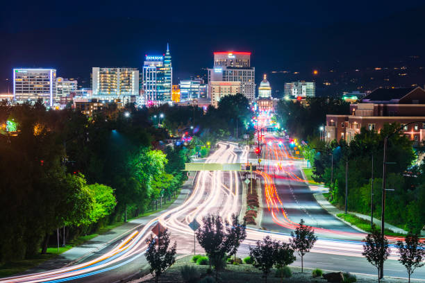 boise,idaho,usa 2017/06/15 : paesaggio urbano di boise di notte con semaforo. - outdoors environment nature boise foto e immagini stock