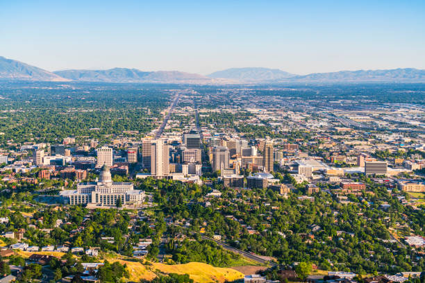 salzsee stadt, utah,usa. 2017/06/14 : schöne salzsee stadt bei sonnenuntergang. - salt lake city stock-fotos und bilder