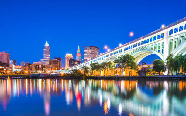 cleveland skyline with reflection at night,cleveland,ohio,usa. - cleveland imagens e fotografias de stock