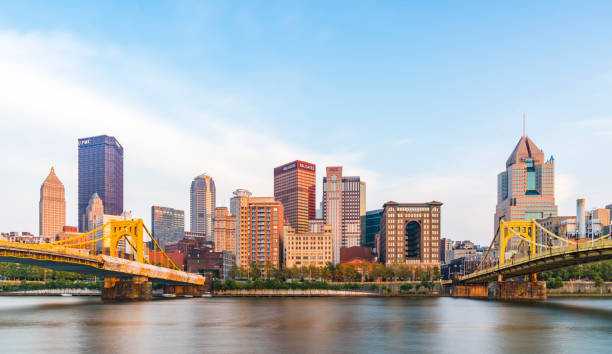 pittsburgh, pennsylvania, estados unidos: 21/08/17. horizonte de pittsburgh al atardecer con reflejo en el agua. - building exterior mid atlantic usa usa night fotografías e imágenes de stock