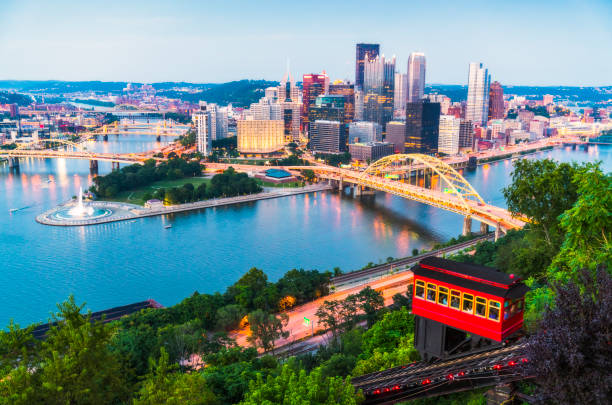 pittsburgh, pennsylvania, usa. 2017-08-20, schöne pittsburgh in der dämmerung. - night cityscape reflection usa stock-fotos und bilder