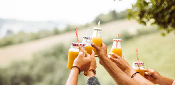 freunde jubeln orangensäfte im freien zweisamkeit - coffee couple italy drinking stock-fotos und bilder