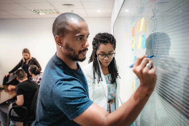 istock brazilian business people in brainstorming 982492084