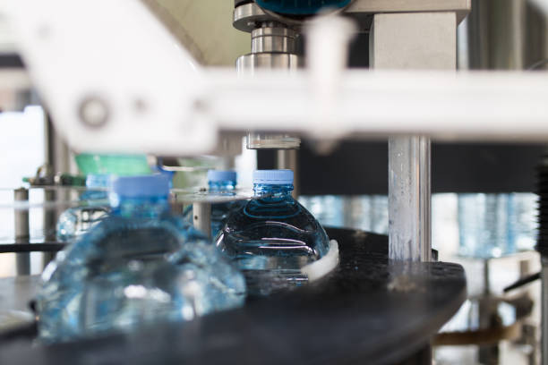 istock Water bottling factory 982497334