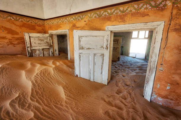 kolmanskop deserta mina de diamantes no sul da namíbia, tirada em janeiro de 2018 - luderitz city - fotografias e filmes do acervo