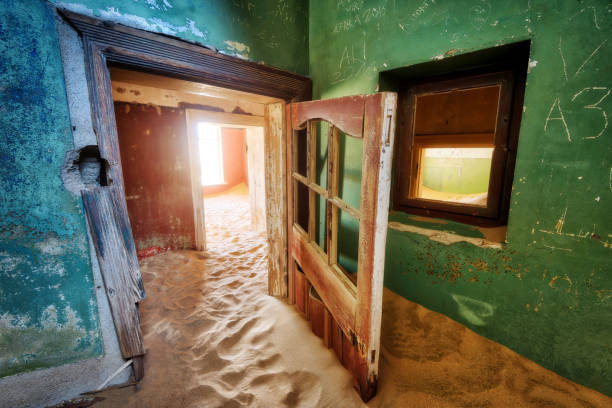 kolmanskop deserta mina de diamantes no sul da namíbia, tirada em janeiro de 2018 - luderitz city - fotografias e filmes do acervo