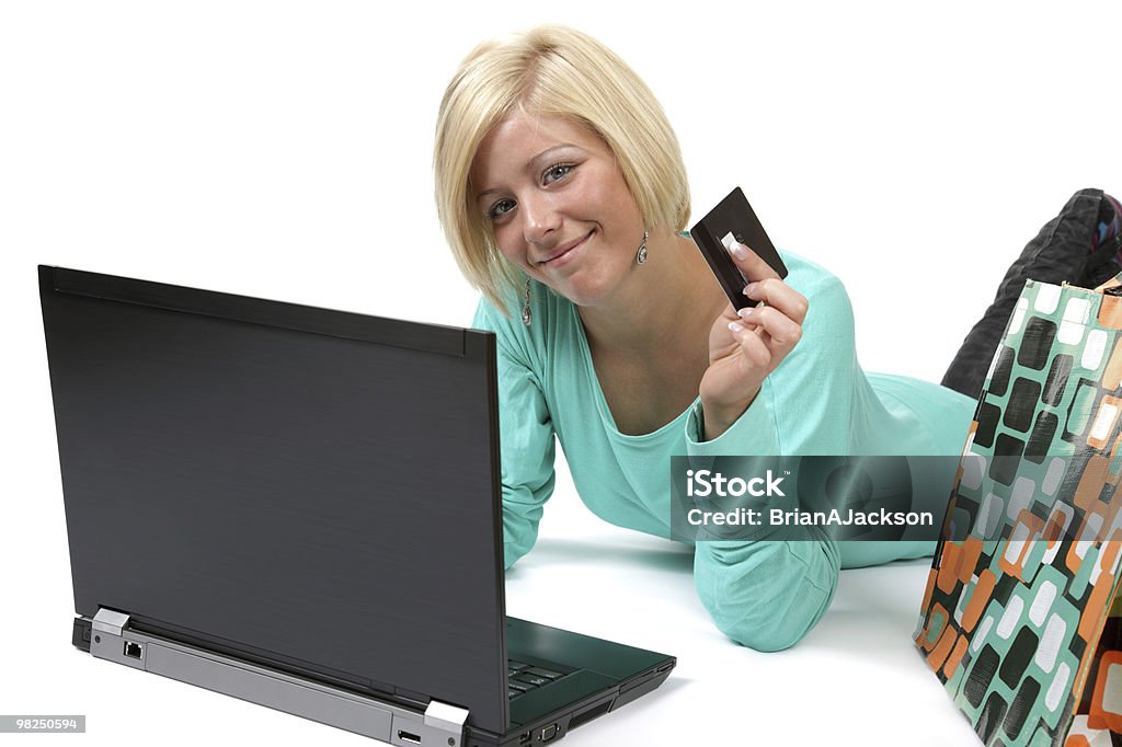 웃는 젊은 여자 쥠 신용 카드를 사용하여 랩탑형 - 로열티 프리 20-24세 스톡 사진