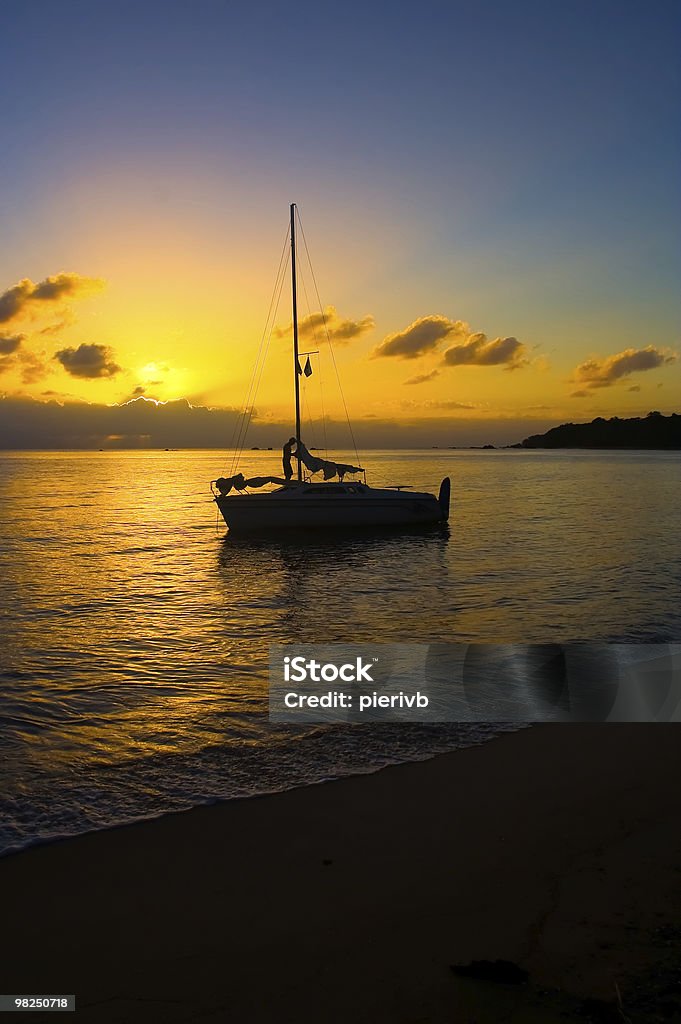 Barco à vela no pôr do sol - Foto de stock de Cena de tranquilidade royalty-free