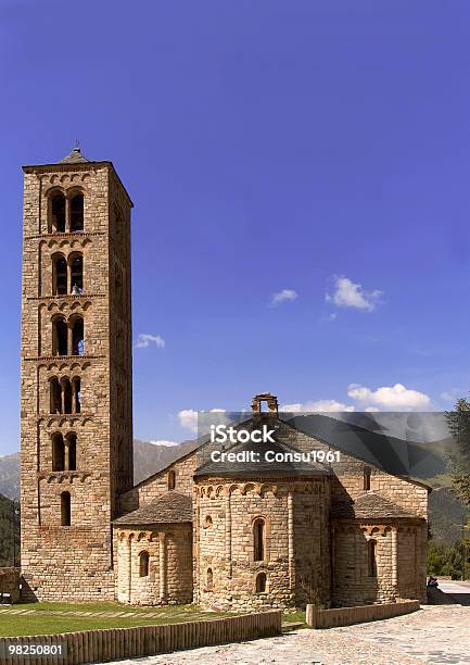 Iglesia Foto de stock y más banco de imágenes de Alrededor del siglo XII - Alrededor del siglo XII, Azul, Blanco - Color