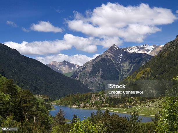 Lago Foto de stock y más banco de imágenes de Aire libre - Aire libre, Azul, Blanco - Color