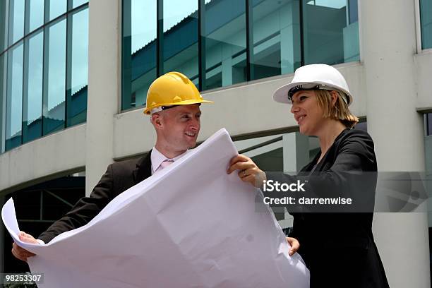 Szczęśliwy Builders - zdjęcia stockowe i więcej obrazów Architekt - Architekt, Bezpieczeństwo, Bezpieczeństwo i higiena pracy