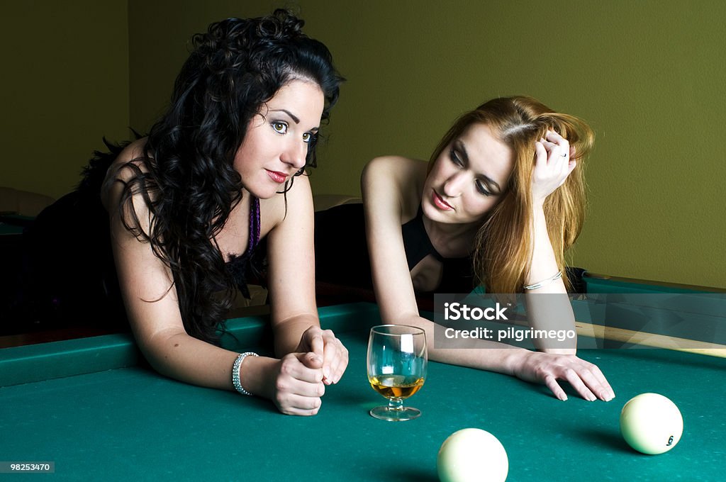 Девушки в бассейн club - Стоковые фото Алкоголь - напиток роялти-фри