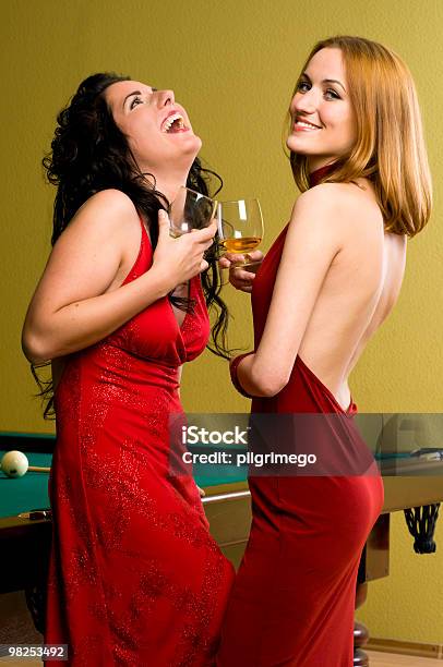 Две Красивые Девушки В Красный И Коньяк — стоковые фотографии и другие картинки Алкоголь - напиток - Алкоголь - напиток, Бильярд, Бильярдный шар
